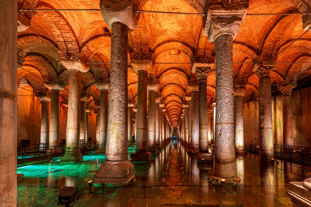 Columnas iluminadas de la Cisterna Basílica