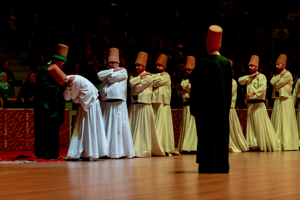 Whirling Dervishes verbeugen sich während der Zeremonie vor dem Scheich
