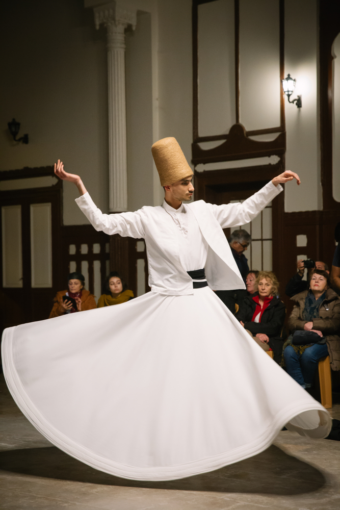 Vestimenta tradicional de los Derviches Giratorios con sikke y tennure blanca