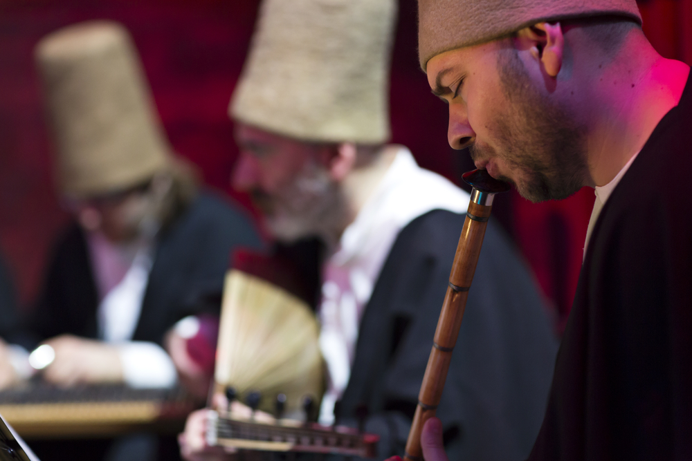 Músicos del conjunto Galata Mevlevihanesi interpretando la ceremonia Sema Mevleví