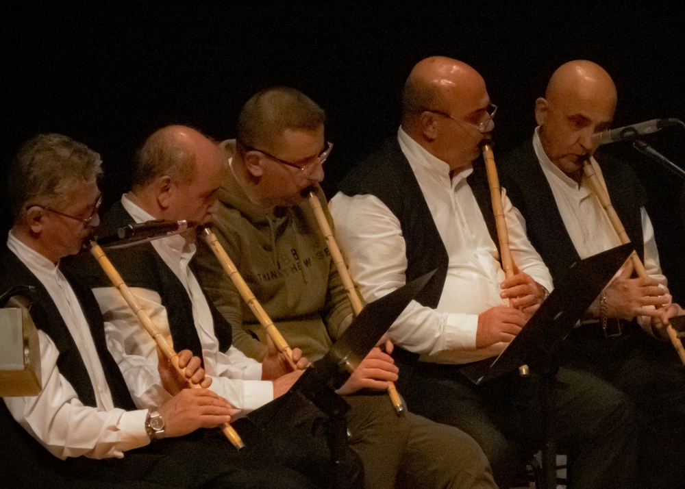 Sufi-Musiker spielt die Ney während einer Mevlevi-Zeremonie